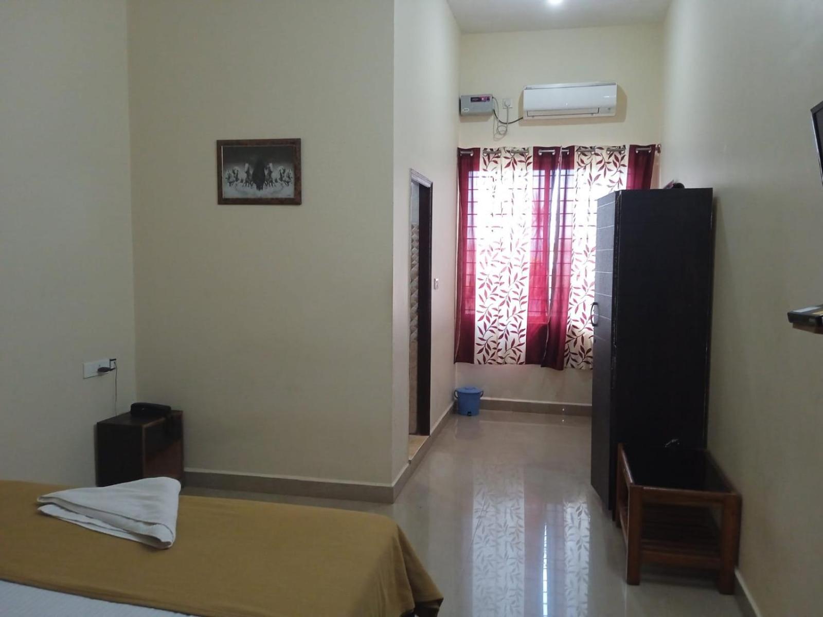 Grand Jp Inn Near 2 Km From Gundlupet Bus Stand Exterior photo